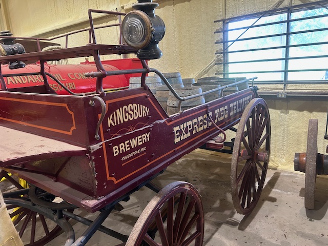 Delivery wagon with wooden beer kegs